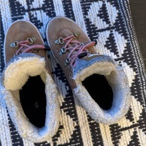 Sorel boot with cream shearling and black interior
